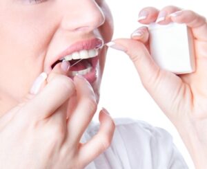 بهترین روش نخ دندان کشیدن برای دندان ها