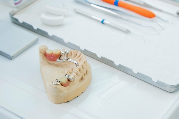 چطور از رشد باکتری ها بروی دندان مصنوعی جلوگیری کنیم؟